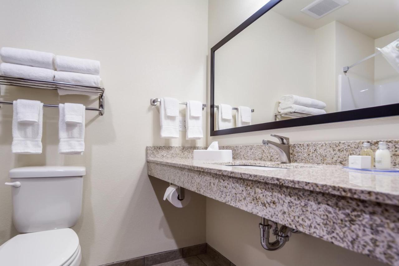Cobblestone Inn & Suites-Fremont المظهر الخارجي الصورة