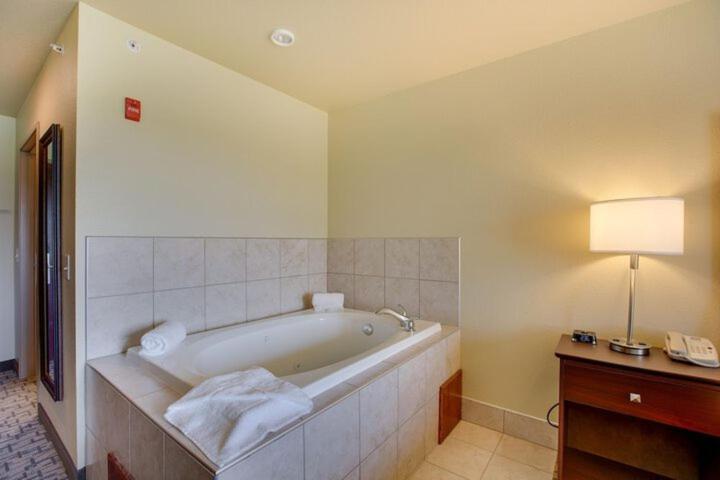 Cobblestone Inn & Suites-Fremont المظهر الخارجي الصورة